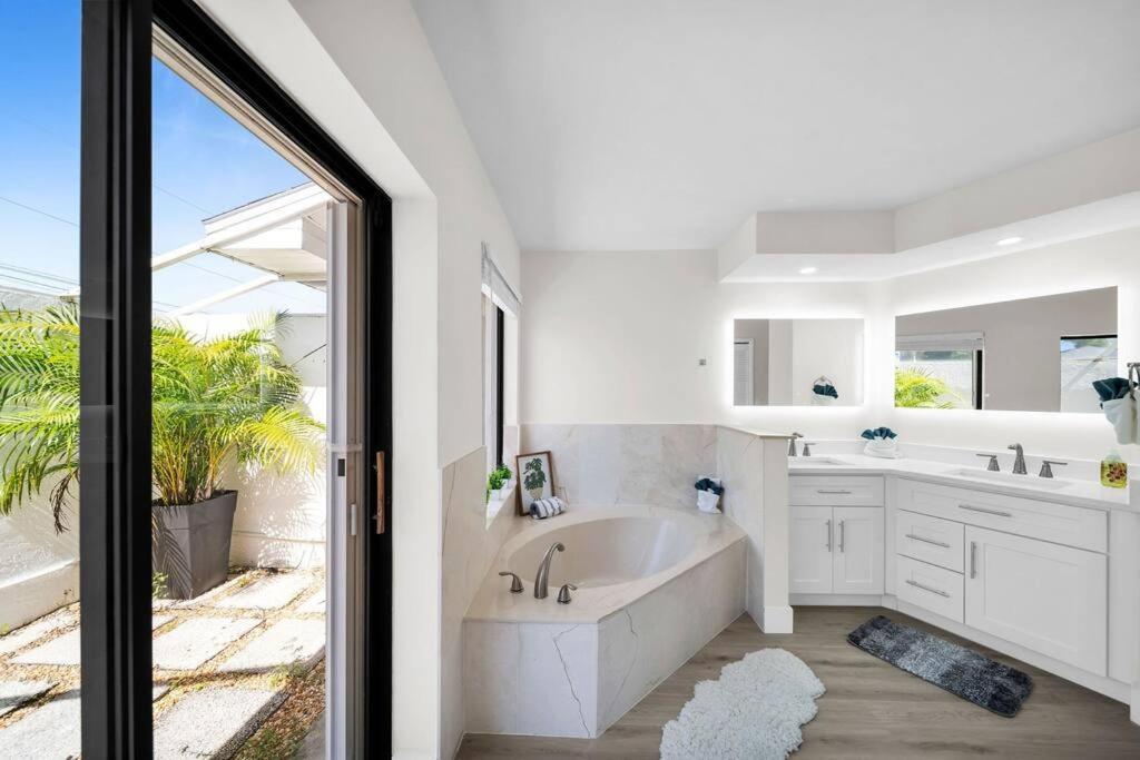 Luxury Waterfront Haven In Cape Coral - Dog-Friendly Escape With Private Pool Villa Exterior photo